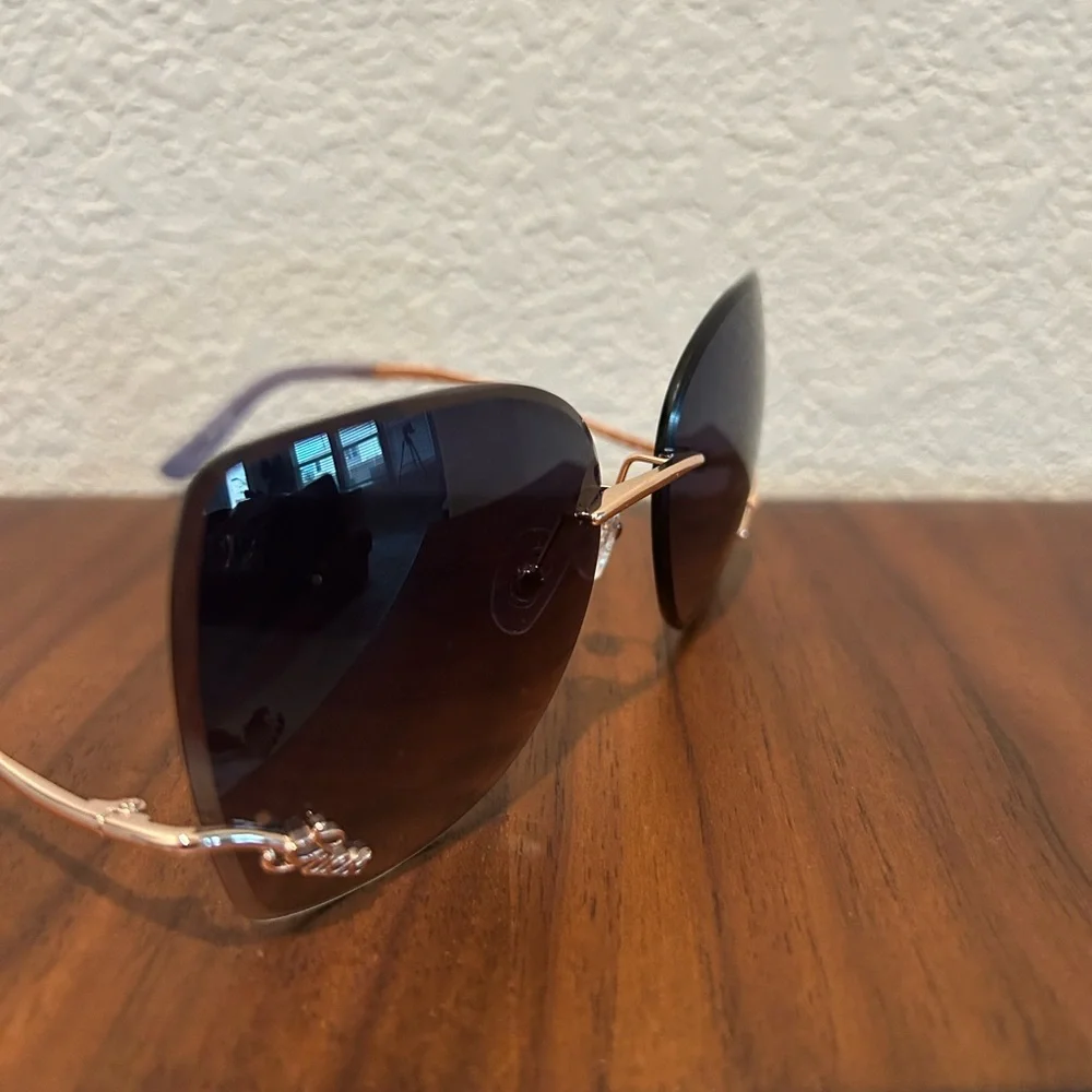 GUESS Red Sunglasses with Gradient Black Lenses and Gold Accents